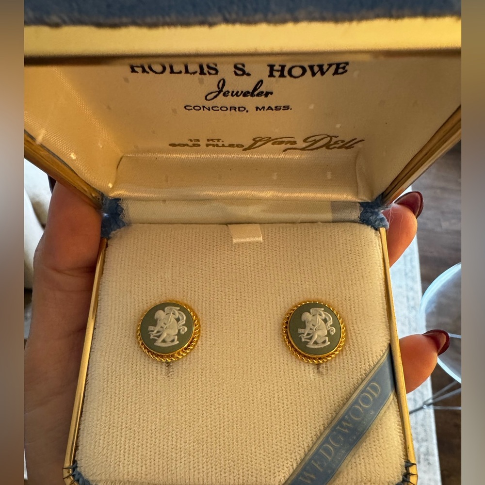 Vintage WEDGWOOD VAN DELL CO. 12K Gold Filled Blue Cupid Cameo Screw Earrings